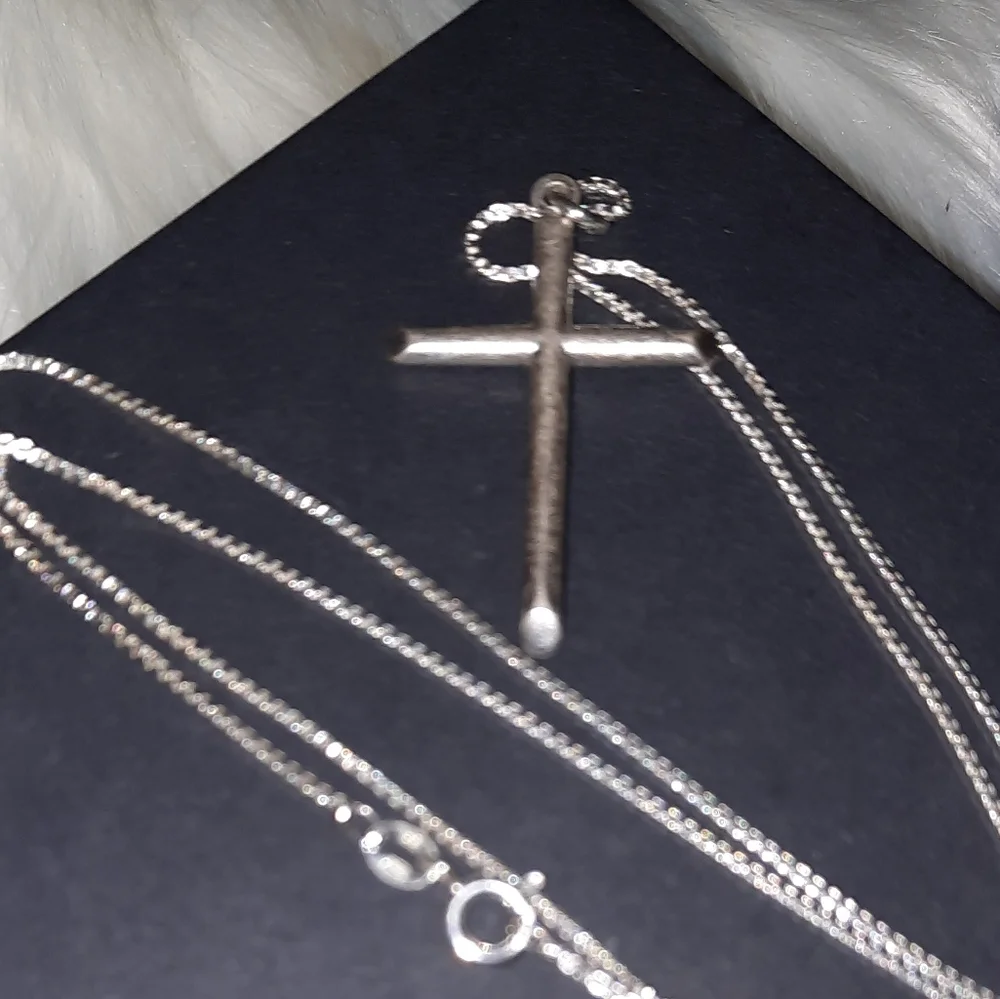 Sterling silver 925 Signed Distressed vintage cross, New 18in box chain - Picture 2 of 5